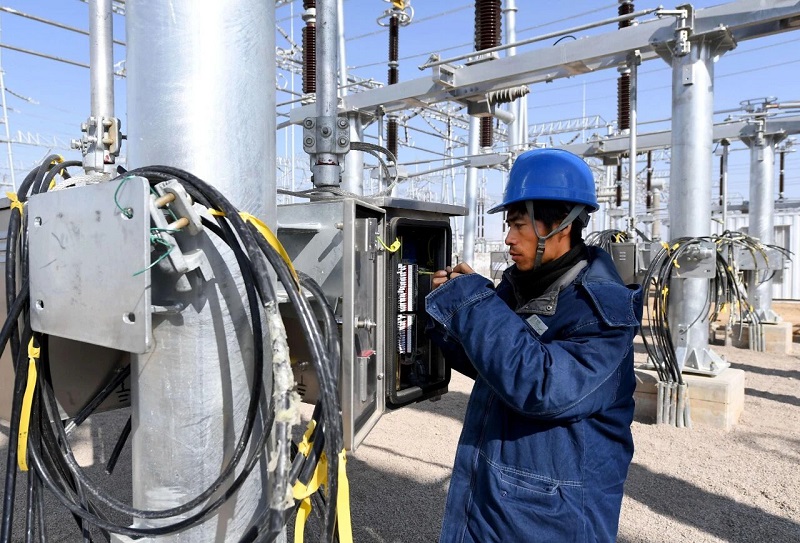 SF₆ Circuit Breaker- ဗို့အားမြင့် ဓာတ်အားလိုင်းများ၏ အရေးပါသော အစိတ်အပိုင်းတစ်ခုဖြစ်ပြီး မြင့်မားသော အီလက်ထရောနစ်ဓာတ်အား ထုတ်လွှတ်မှုနှင့် လေထက် အဆ 100 ပြင်းထန်စွာ ငြှိမ်းသတ်နိုင်သည့် စွမ်းဆောင်ရည်ကို ပေးဆောင်သည်။ SF₆ Circuit Breaker- ဗို့အားမြင့် ဓာတ်အားလိုင်းများ၏ အရေးပါသော အစိတ်အပိုင်းတစ်ခုဖြစ်ပြီး မြင့်မားသော အီလက်ထရောနစ်ဓာတ်အား ထုတ်လွှတ်မှုနှင့် လေထက် အဆ 100 ပြင်းထန်စွာ ငြှိမ်းသတ်နိုင်သည့် စွမ်းဆောင်ရည်ကို ပေးဆောင်သည်။